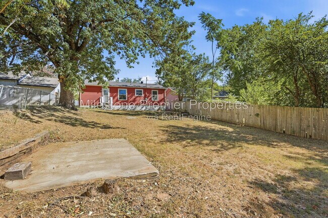 Building Photo - 1006 W Texas St