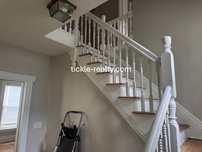 Building Photo - Large 4 Bedroom 2 Bath Single Family Home!...