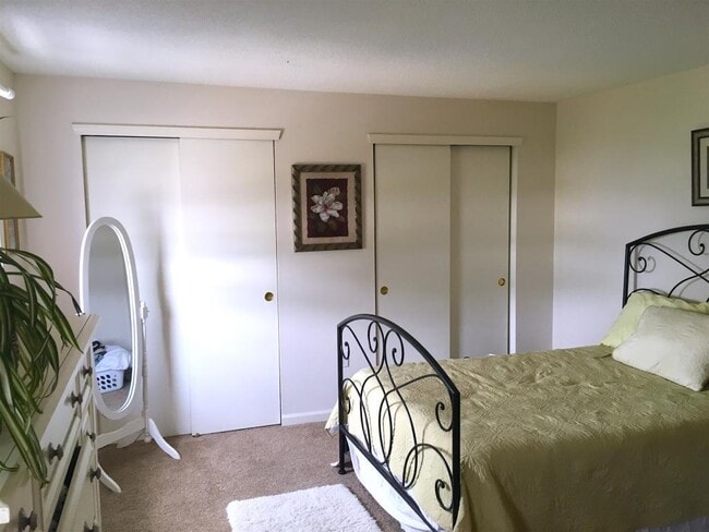 Building Photo - 32 Birchwood Dr