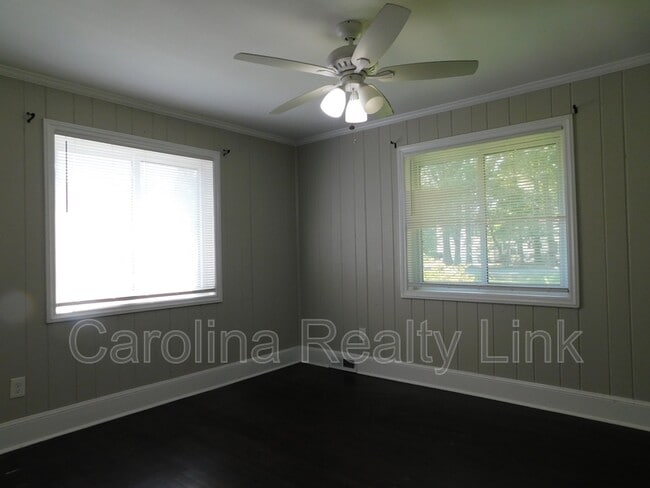 Building Photo - 411 Gray Dr