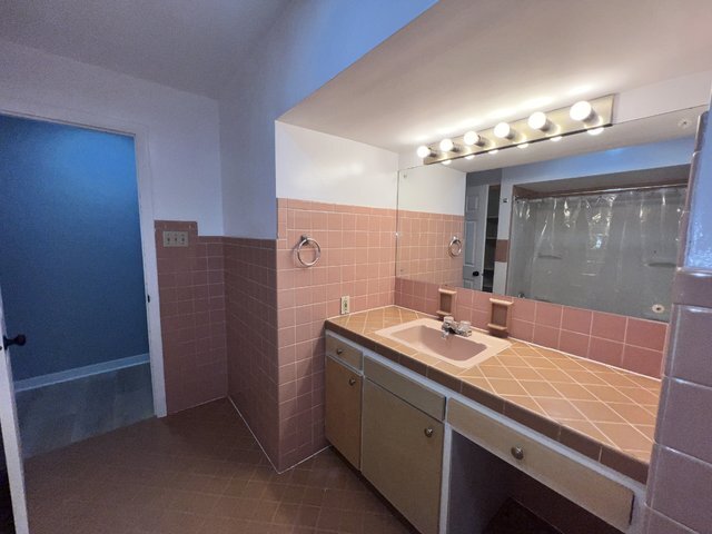 Building Photo - 1108 E 9th St