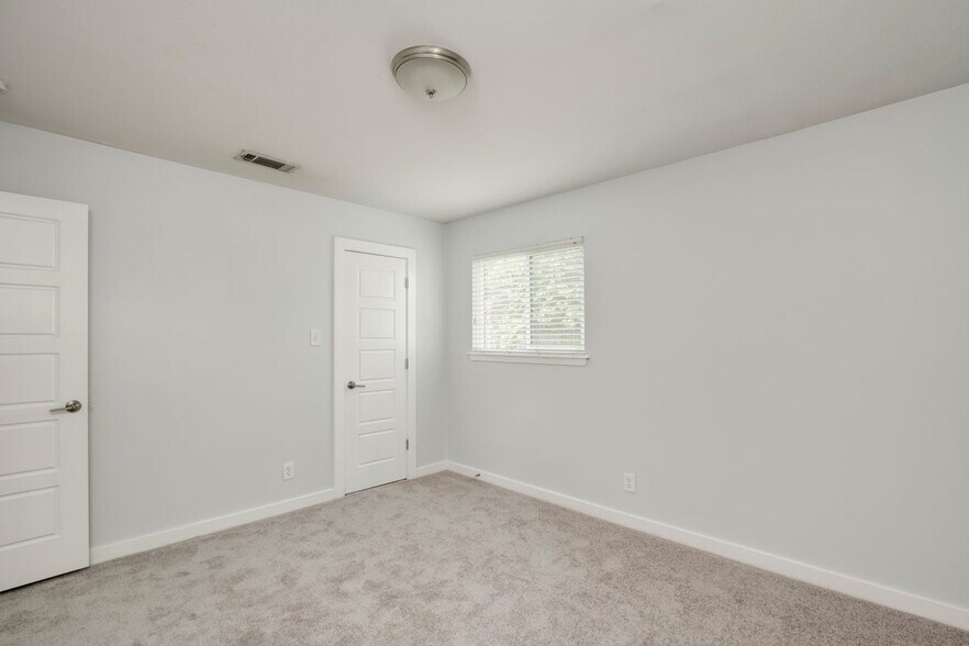Building Photo - 5402 Chevy Cir