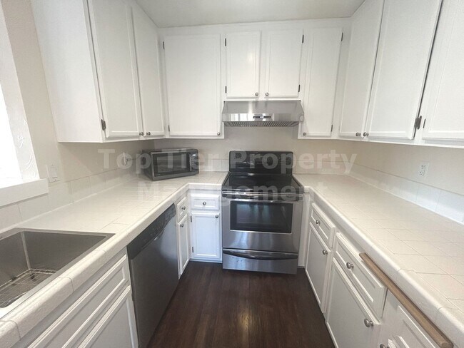 Building Photo - ***Updated 1 bed, 1 bath, 733 sqft Condo in the Heart of La Costa - Available 12/14***