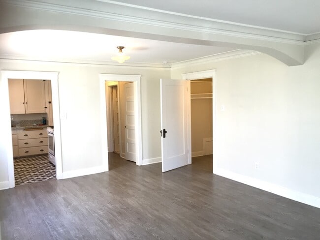 Building Photo - 156 S Catalina St