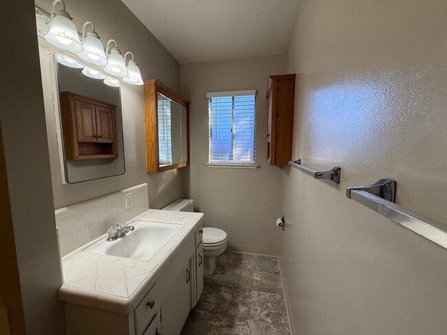 Building Photo - Recently updated single story home in Mode...