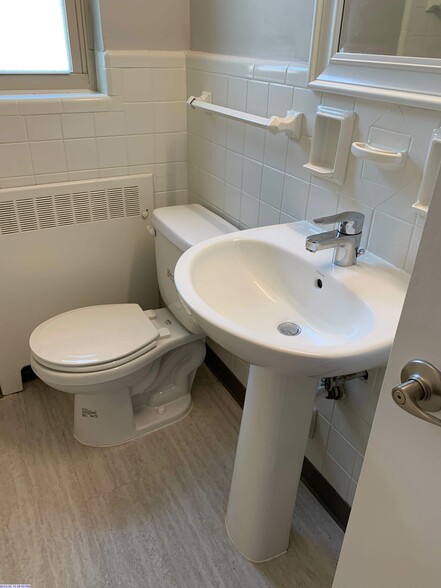 Edroy Court 2730 - 31 Bath2 - Edroy Court