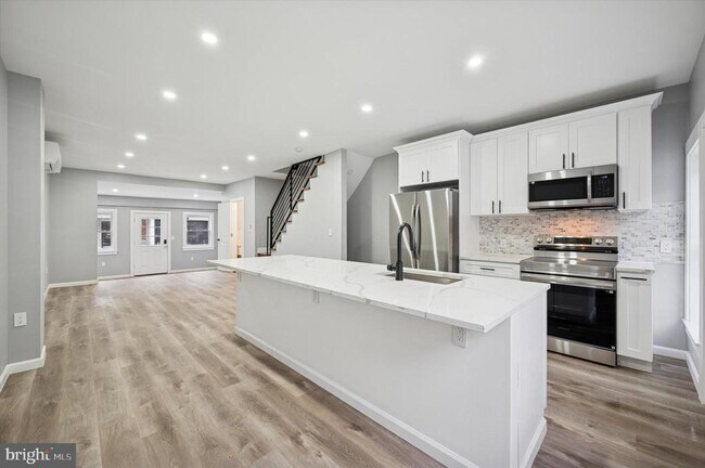 Building Photo - 547 S Yewdall St