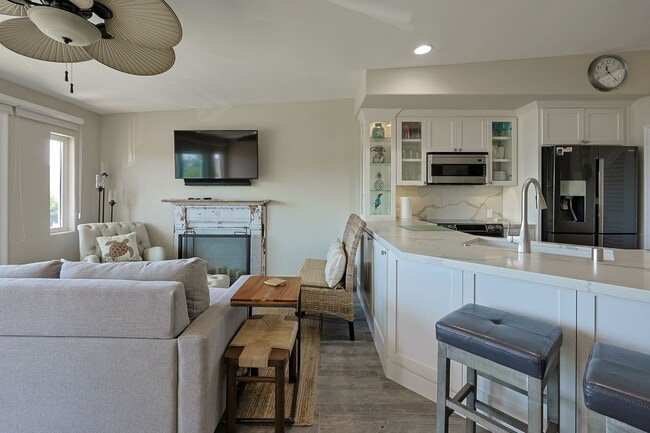 Building Photo - Spectacular 2 Bd/2Ba Glorietta Bay Condo.