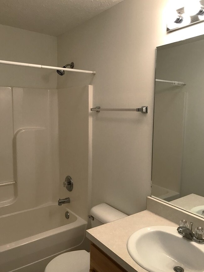 Building Photo - 2 Bedroom Townhome Near Lenox Village!