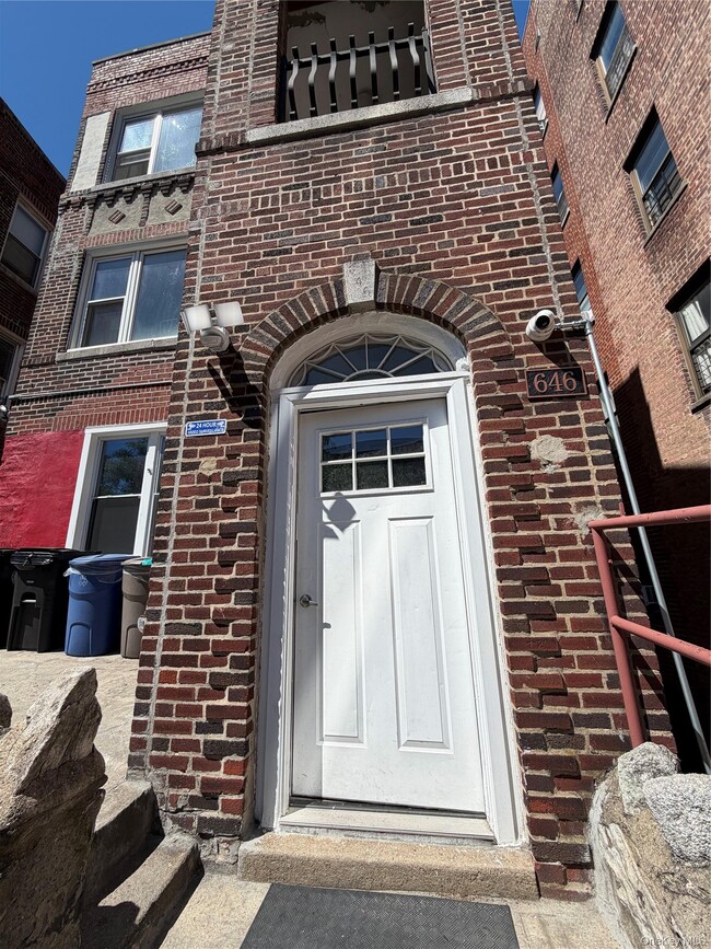 Building Photo - 646 W 207th St