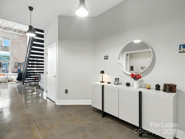 Building Photo - 915 Westmere Ave