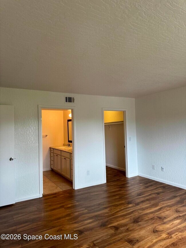 Building Photo - 2100 Forest Knoll Dr NE