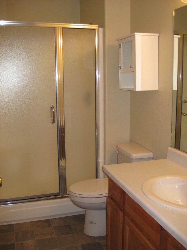 Building Photo - 3 Bedroom 2 Bath Duplex at the end of a Cul-De-Sac