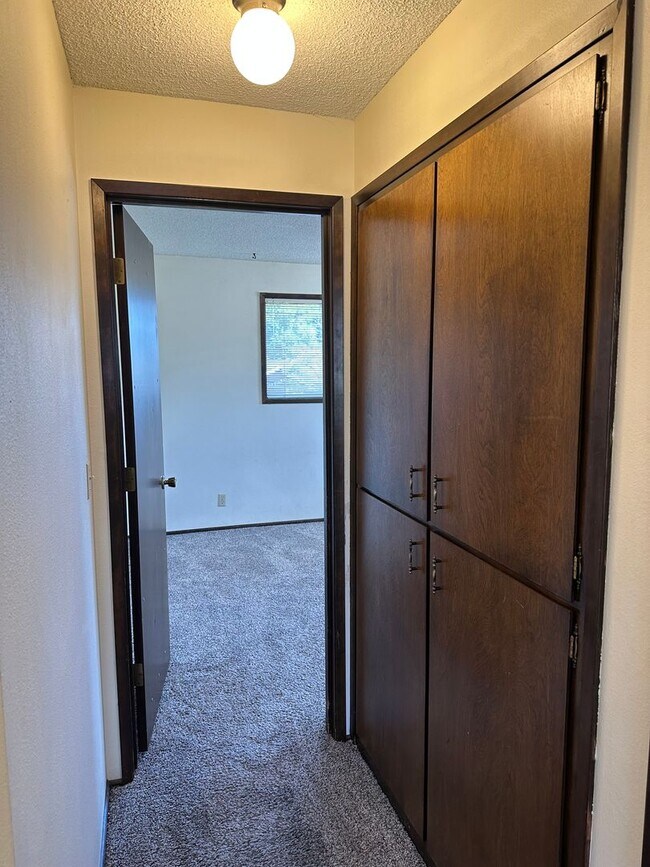 Building Photo - Large 3 bedroom 2.5 bath duplex with a gar...
