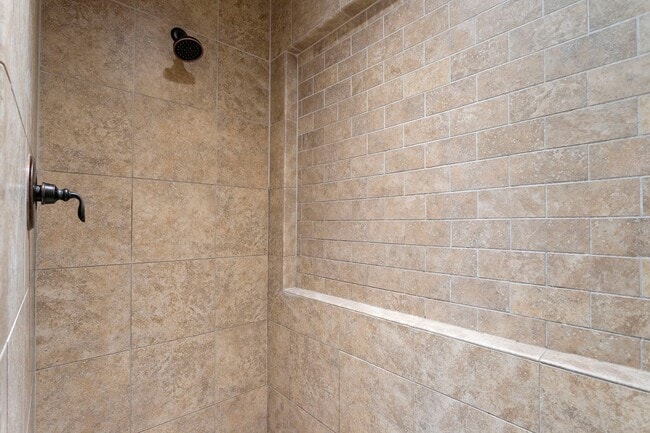 Building Photo - Beautiful 4-bdr/2.5 bath Hillsboro home w/ fireplace near nature area, Intel, Nike, and more