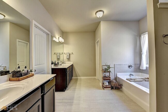 Building Photo - 2245 Black Pebble Cir