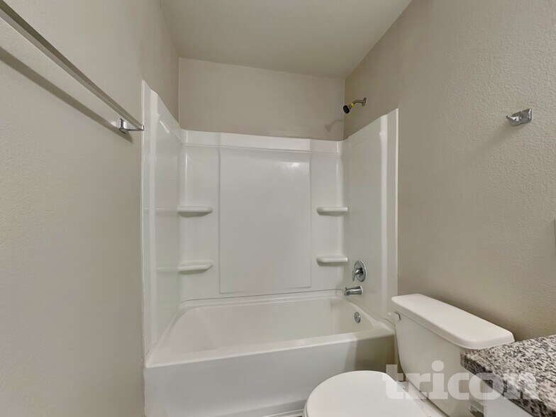 Building Photo - 15649 Del Norte Dr