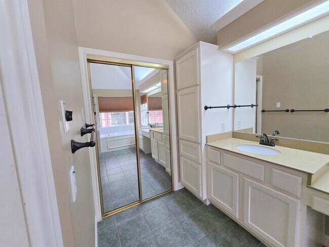 Building Photo - 5118 Rebel Ridge Dr