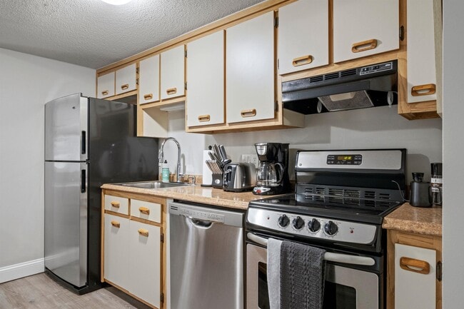 Building Photo - 5 Blackstone Dr