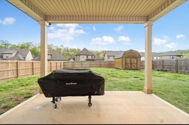 Building Photo - Spacious 5BR House in Clarksville