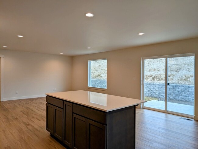 Building Photo - **New Construction** FOUR Bedroom House for Rent in Eastmont School District!