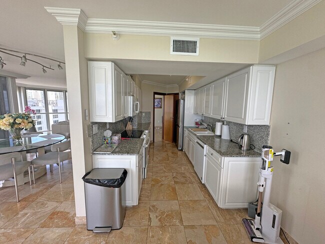 Building Photo - Stunning furnished 3-bedroom, 3-bathroom c...