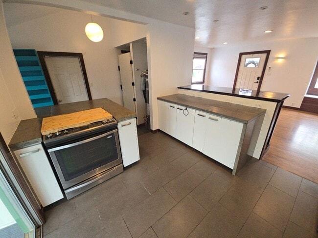 Building Photo - Beautifully designed 2BD/1BA home located near Henderson Center!