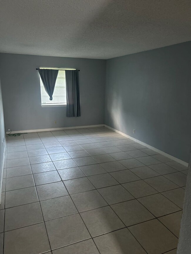 Building Photo - 2 bed 1 bath with 855 sf. Great location b...
