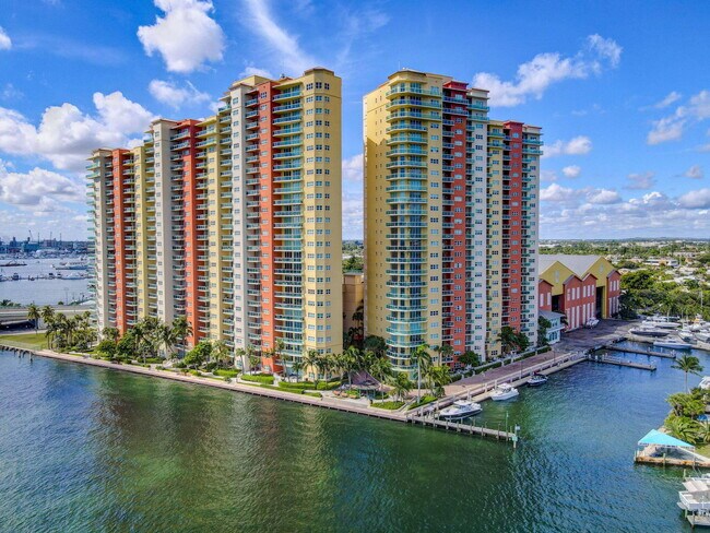Building Photo - 2640 Lake Shore Dr