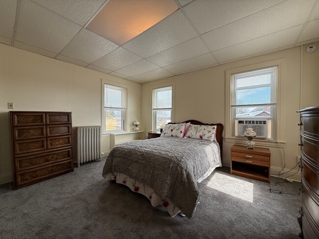 Building Photo - 400 Maple St