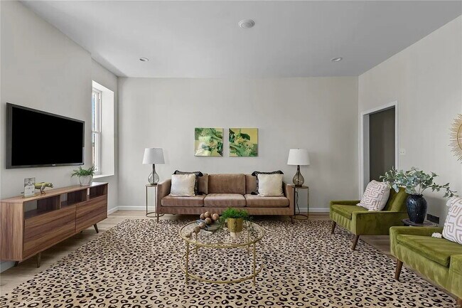 Building Photo - Gorgeous Three Bedrooms\ with IN-UNIT Laun...