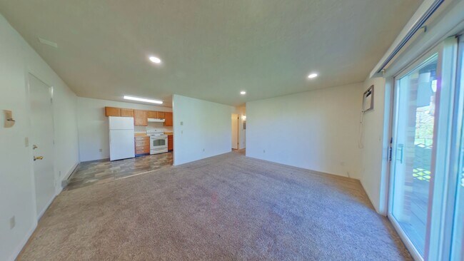 Building Photo - 2 Bedroom 1 Bath Centrally Located! Close to shopping and food truck court on 7th!