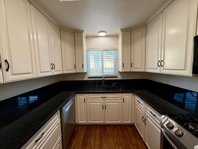 Building Photo - Single story home in established neighborhood!