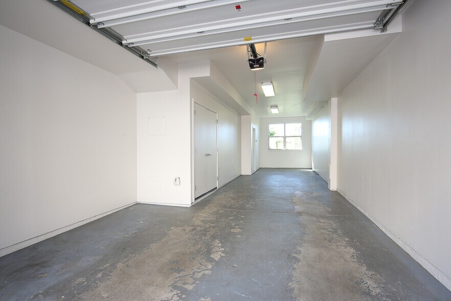 Tandem garage - 2602 W 24th Ave