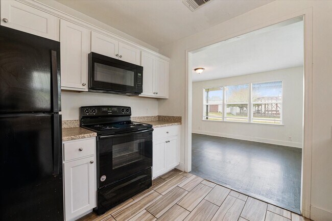 Building Photo - 1801 W Houston Dr