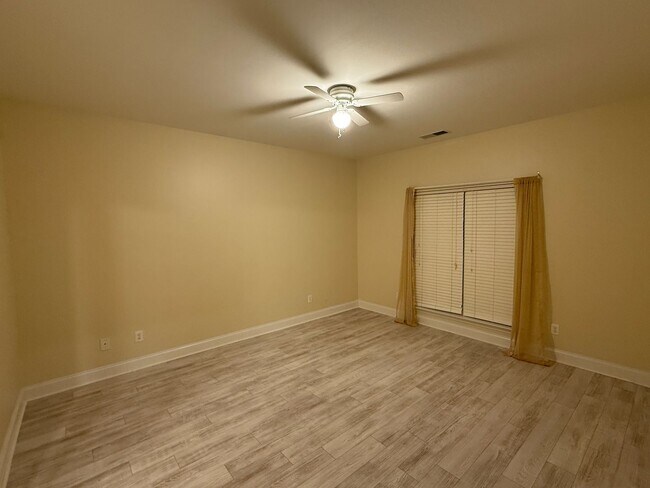 Building Photo - Chelsea Park - One Level 2 Bedroom on a Cu...