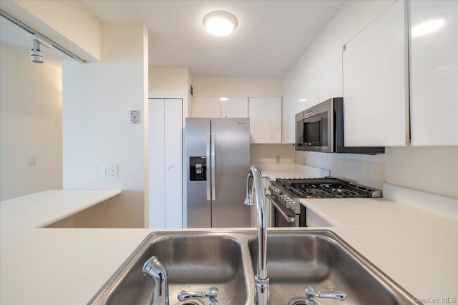 Building Photo - 170 W Broadway