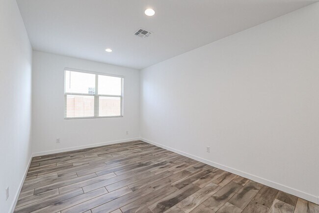 Building Photo - COMING SOON!! HOME IN TOLLESON! 4 BEDROOM 3 BATHROOMS!