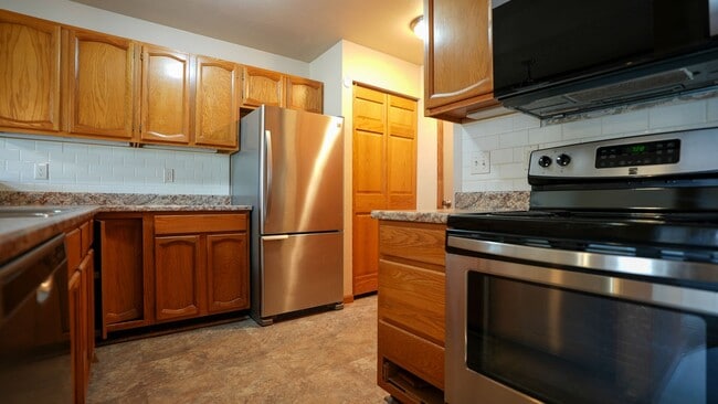 Building Photo - Westside Townhome