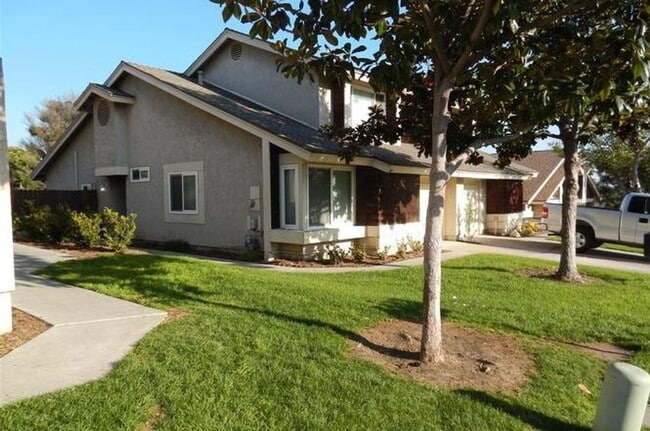 Building Photo - Two-Story 3 Bed, 2 Bath Townhome with Garage