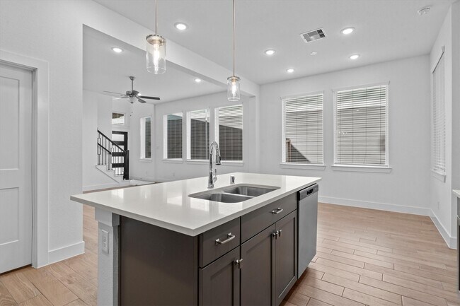 Building Photo - 120 Red Cascade Trl