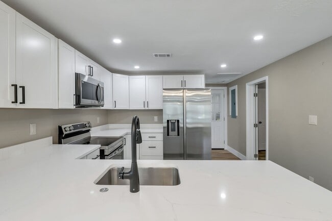 Building Photo - Updated 3BR, 2BA Craftsman Home Minutes from Downtown Savannah