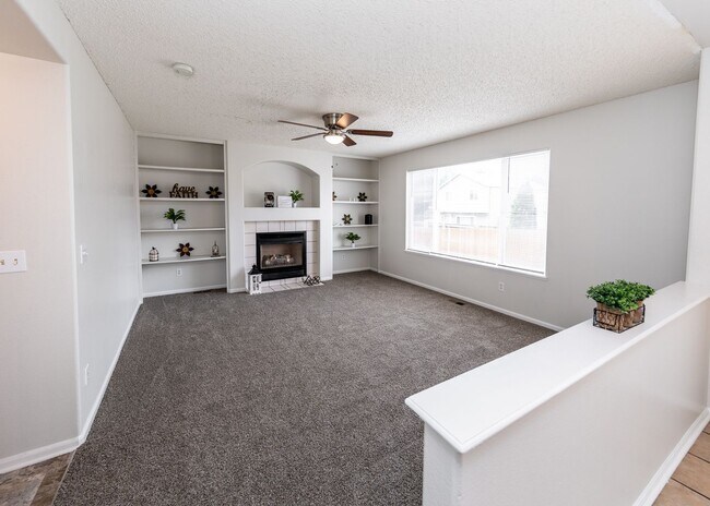 Building Photo - Newly Updated 4 Bed Home Centrally Located