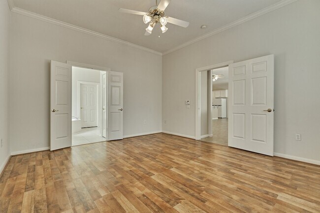 Building Photo - 118 Robindale Cir