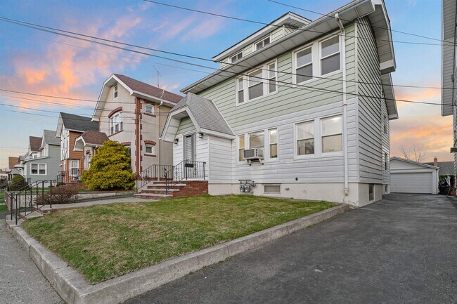 Building Photo - 616 Chestnut St