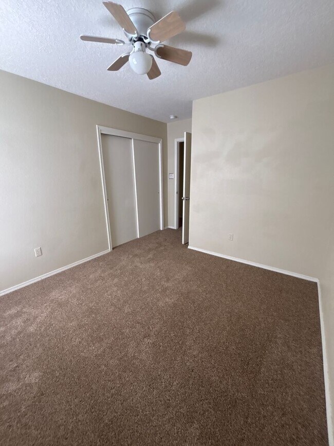 Building Photo - 6405 La Habra Ln NE