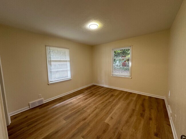 Building Photo - Burien - Recently Renovated 2 Bedroom / 1.5 Bath with Normandy Park Beach Rights