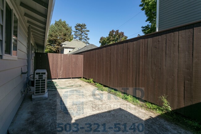 Building Photo - GPM392 - NE Everett St (T1)