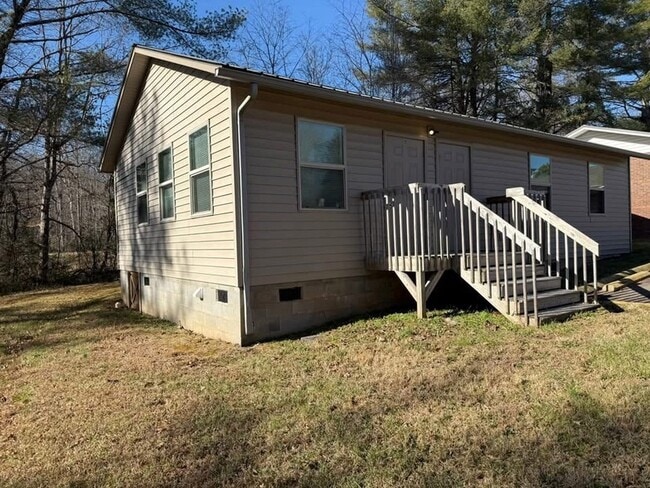Building Photo - 185 Moss Ln