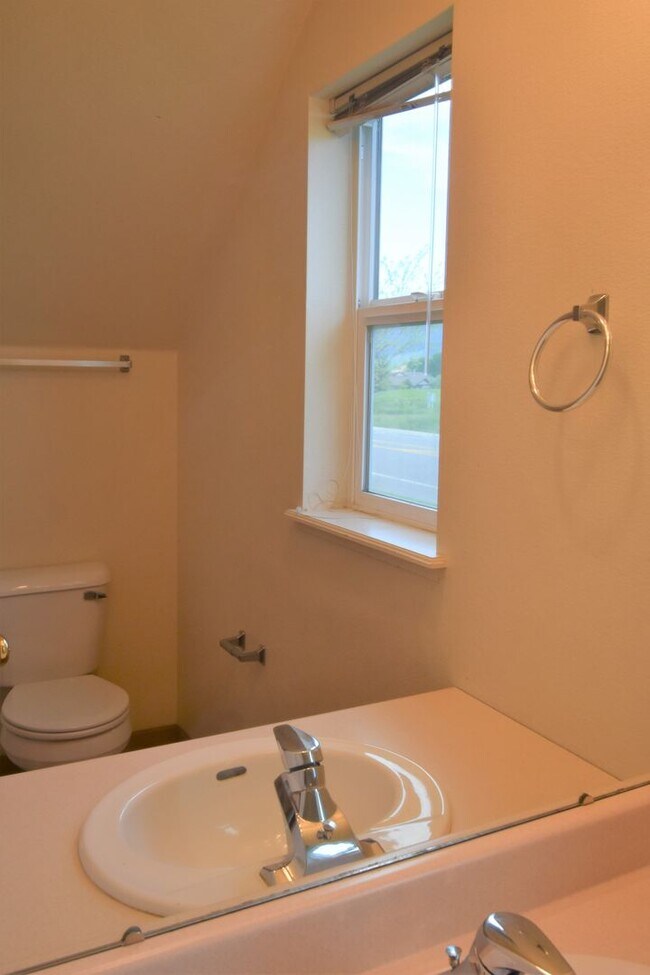 Building Photo - Townhouse-style End unit 3BD, 1.5 BA